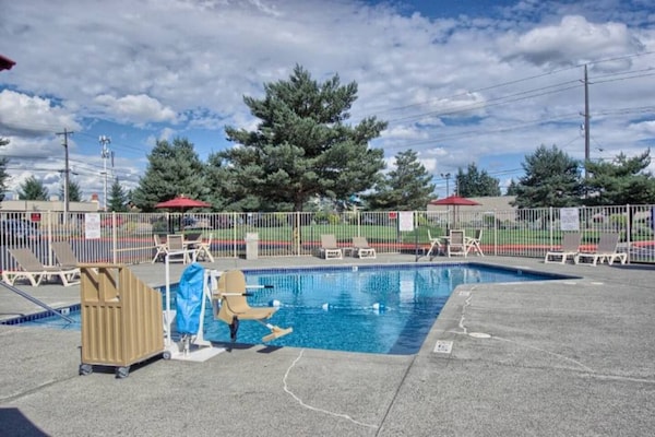 Foto van 1 tweepersoonsbed (queensize) | Rookvrij - Vakantiehuis in Everett - Pool