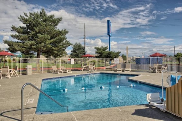 Foto van 1 tweepersoonsbed (queensize) | Rookvrij - Vakantiehuis in Everett - Pool