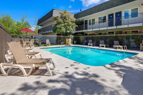 Foto van 1 tweepersoonsbed (queensize) | Rookvrij - Vakantiehuis in Issaquah - Pool