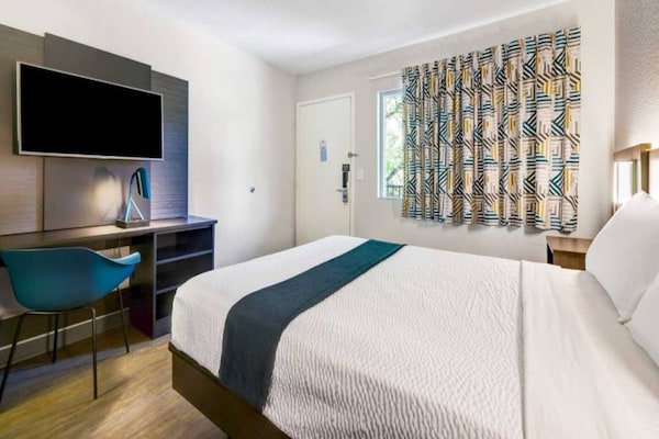 Foto van 1 tweepersoonsbed (Queensize) | Premium, Micfridge - BedRoom