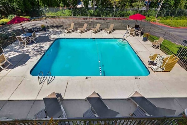 Foto van 1 tweepersoonsbed (Queensize) | Premium, Micfridge - Pool