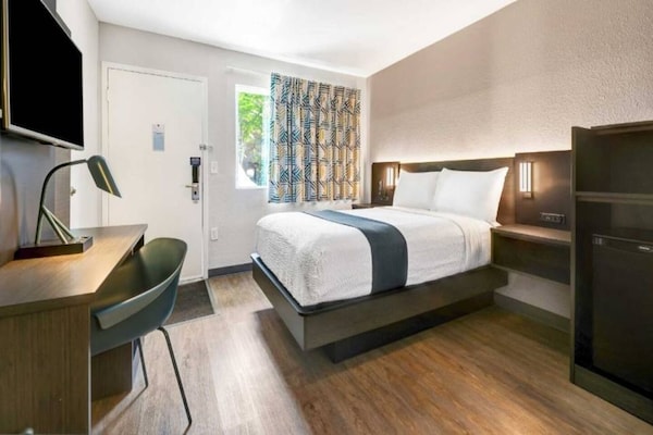 Foto van 1 tweepersoonsbed (Queensize) | Premium, Micfridge - BedRoom