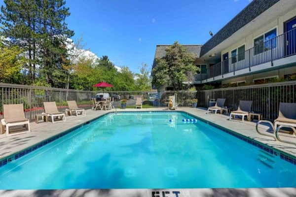 Foto van 1 tweepersoonsbed (Queensize) | Deluxe - Vakantiehuis in Issaquah - Pool