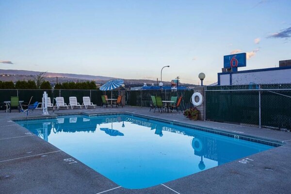 Foto van 1 Kingbed | NSMK - Vakantiehuis in Wenatchee - Pool