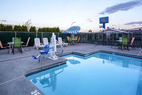 Foto van 1 Kingbed | NSMK - Vakantiehuis in Wenatchee - Pool