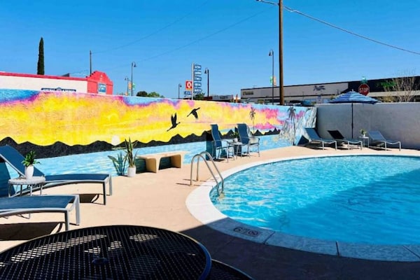 Foto van 1 tweepersoonsbed (queensize) | Slaapbank - Vakantiehuis in Sierra Vista - Pool