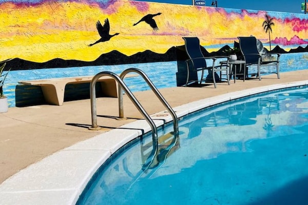Foto van 1 tweepersoonsbed (queensize) | Slaapbank - Vakantiehuis in Sierra Vista - Pool