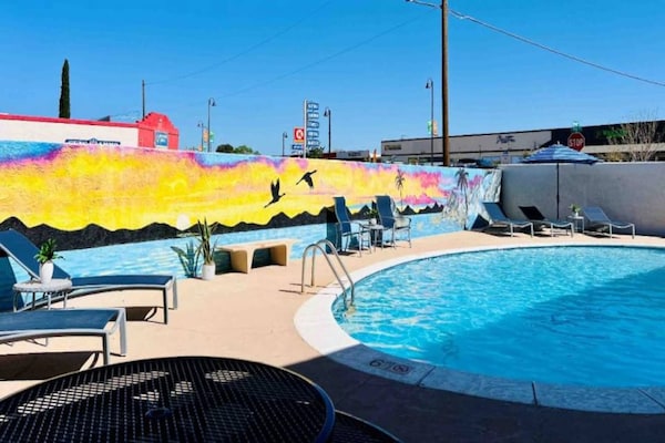 Foto van 1 kingsize bed | Rookvrij, Keuken - Vakantiehuis in Sierra Vista - Pool