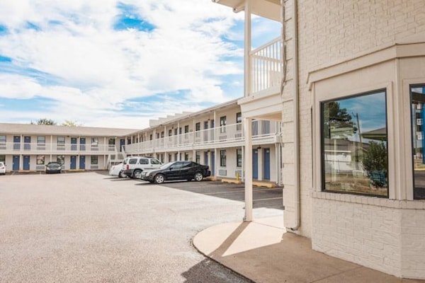 Foto van 1 kingsize bed | Roken toegestaan - Vakantiehuis in Texarkana TX - ExteriorSummer