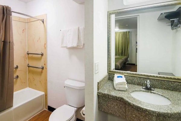 Foto van 1 kingsize bed | Rookvrij, Keuken - Vakantiehuis in Tyler TX - BathRoom
