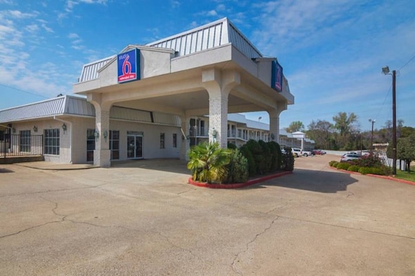 Foto van 1 kingsize bed | Roken toegestaan, Keuken - Vakantiehuis in Tyler TX - ExteriorSummer