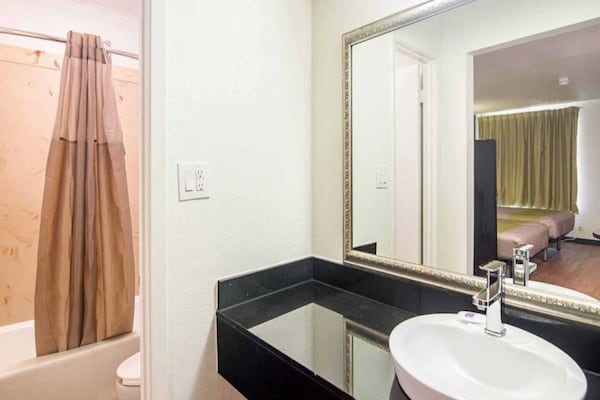 Foto van 1 kingsize bed | Roken toegestaan, Keuken - Vakantiehuis in Tyler TX - BathRoom