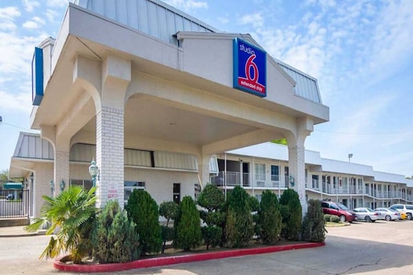 Foto van 1 kingsize bed | Roken toegestaan, Keuken - Vakantiehuis in Tyler TX - ExteriorSummer