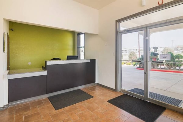 Foto van 1 kingsize bed | Roken toegestaan, Keuken - Vakantiehuis in Tyler TX - ExteriorSummer