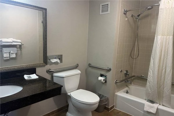 Foto van 1 Kingsize Bed | Roken | Koelkast - Vakantiehuis in Stafford - BathRoom