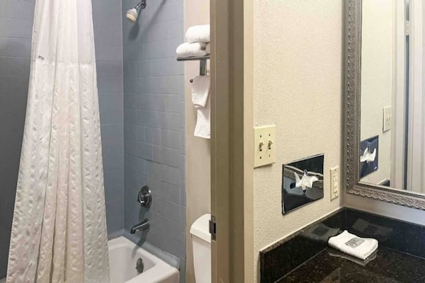 Foto van 1 Kingsize Bed | Roken | Koelkast - Vakantiehuis in Stafford - BathRoom