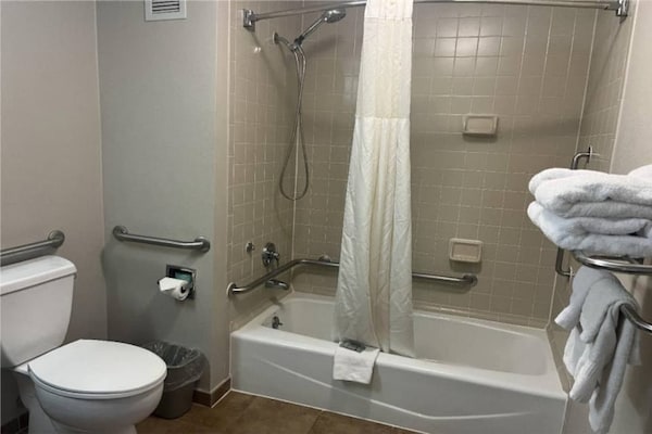 Foto van 1 Kingbed | Ns | Koelkast - Vakantiehuis in Stafford - BathRoom