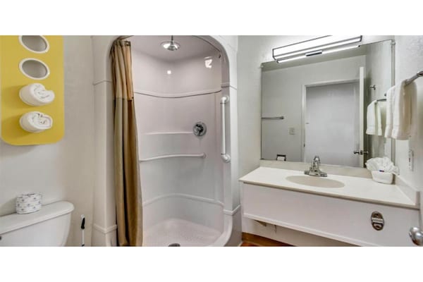 Foto van 1 tweepersoonsbed (Queensize) | Gehoorvrie - Vakantiehuis in Ogden - BathRoom