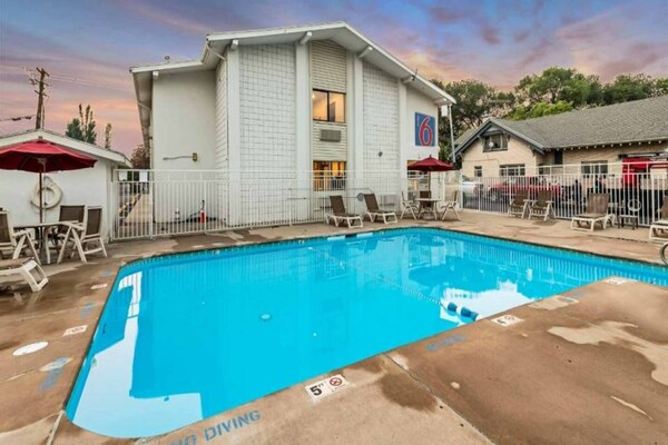 Foto van 1 tweepersoonsbed (Queensize) | Gehoorvrie - Vakantiehuis in Ogden - Pool