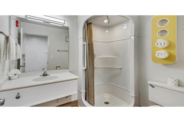 Foto van 1 tweepersoonsbed | Niet-roken, koelkast - Vakantiehuis in Ogden - BathRoom