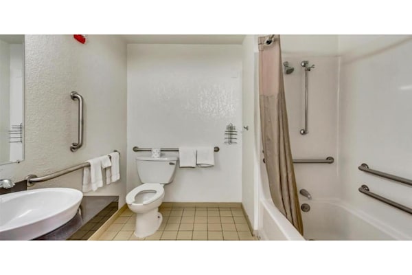 Foto van 1 tweepersoonsbed | Niet-roken, koelkast - Vakantiehuis in Ogden - BathRoom