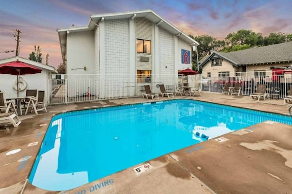 Foto van 1 tweepersoonsbed | Rookvrij - Vakantiehuis in Ogden - Pool