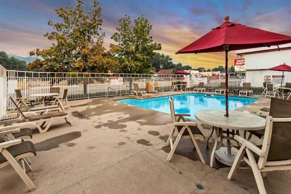Foto van 1 tweepersoonsbed | Mobiele accessoires - Vakantiehuis in Ogden - Pool