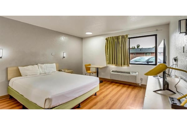 Foto van 1 tweepersoonsbed | Mobiele accessoires - Vakantiehuis in Ogden - BedRoom