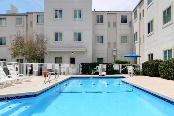 Foto van 1 tweepersoonsbed (queensize) | Roken mogelijk - Vakantiehuis in Albuquerque NM - Pool