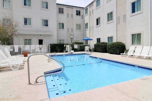 Foto van 1 kingsize bed | Albuquerque - Vakantiehuis in Albuquerque NM - Pool
