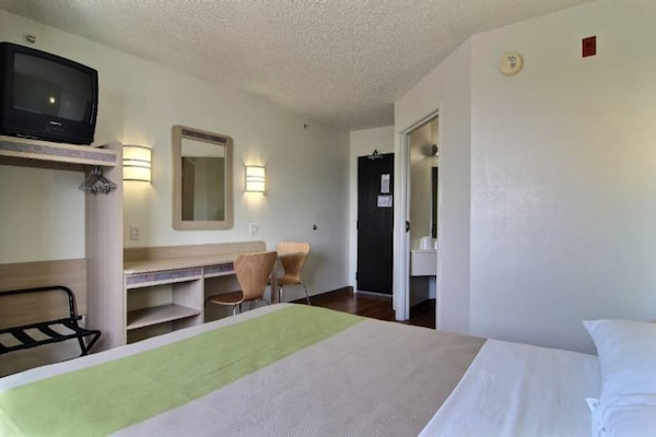 Foto van 1 tweepersoonsbed (queensize) | Douche conform ADA/RI-normen - BedRoom