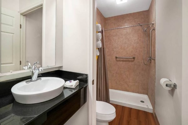 Foto van 1 kingsize bed | Roken toegestaan, koelkast aanwezig - BathRoom