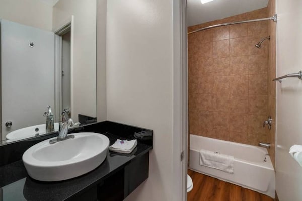 Foto van 1 kingsize bed | Roken toegestaan, koelkast aanwezig - BathRoom