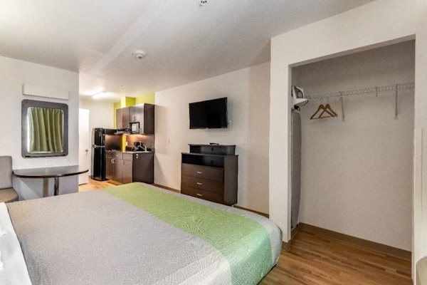 Foto van 1 kingsize bed | Badkuip met mobiele toegang | Keuken - BedRoom