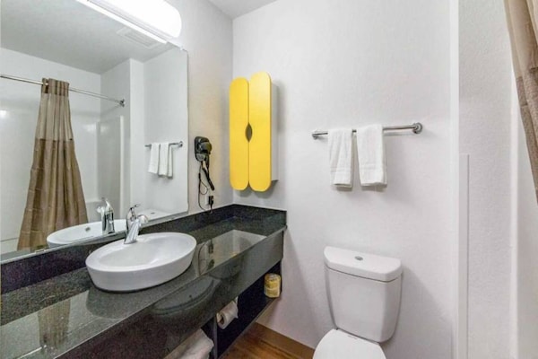 Foto van 1 kingsize bed | Badkuip met mobiele toegang | Keuken - BathRoom