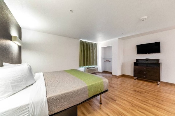 Foto van 1 kingsize bed | Badkuip met mobiele toegang | Keuken - Facilities