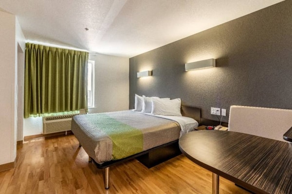 Foto van 1 kingsize bed | Badkuip met mobiele toegang | Keuken - BedRoom