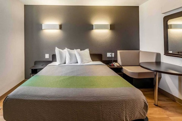 Foto van 1 kingsize bed | Badkuip met mobiele toegang | Keuken - BedRoom