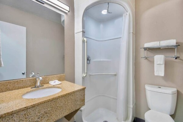 Foto van 1 Volledig Bed | Ada/ri Douche/mini Koelkast - Vakantiehuis in Austin TX - BathRoom