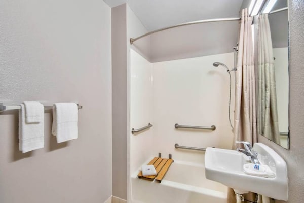 Foto van 1 Volledig Bed | Ada/ri Douche/mini Koelkast - Vakantiehuis in Austin TX - BathRoom