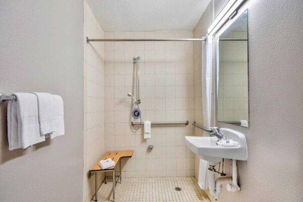Foto van 1 Volledig Bed | Ada/ri Douche/mini Koelkast - Vakantiehuis in Austin TX - BathRoom