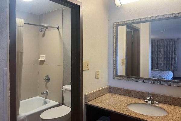 Foto van 1 kingsize bed | Rookvrij, Keuken - Vakantiehuis in Montgomery - BathRoom
