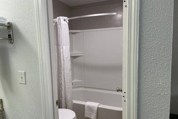 Foto van 1 kingsize bed | Roken toegestaan, magnetron - Vakantiehuis in West Columbia - Facilities