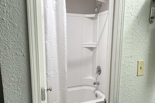 Foto van 1 kingsize bed | Rookvrij, koelkast - Vakantiehuis in West Columbia - BathRoom