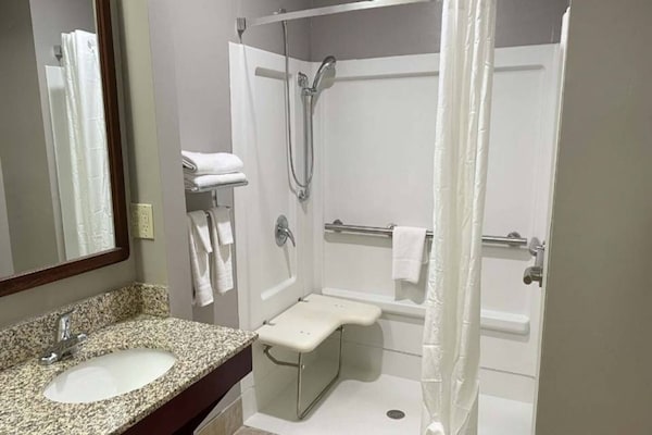 Foto van 1 kingsize bed | Rookvrij, koelkast - Vakantiehuis in West Columbia - BathRoom