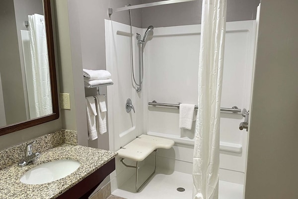 Foto van 1 kingsize bed | Rookvrij, koelkast - Vakantiehuis in West Columbia - BathRoom
