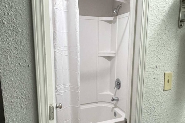 Foto van 1 kingsize bed | Rookvrij, koelkast - Vakantiehuis in West Columbia - BathRoom