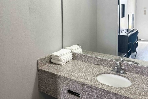 Foto van 1 kingsize bed | Roken toegestaan, koelkast aanwezig - BathRoom