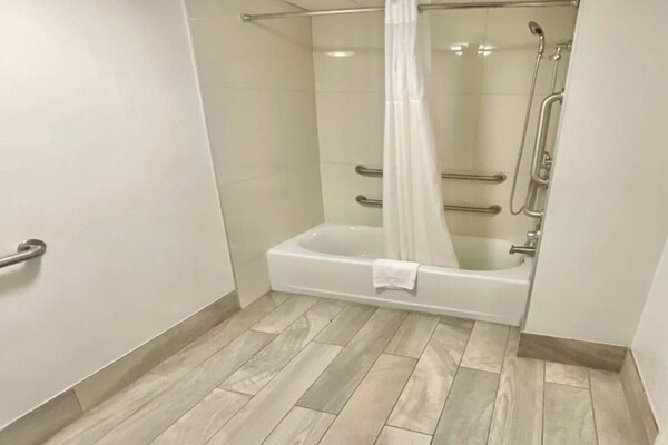 Foto van 1 kingsize bed | Roken toegestaan | Keuken - Vakantiehuis in Columbus GA - Facilities