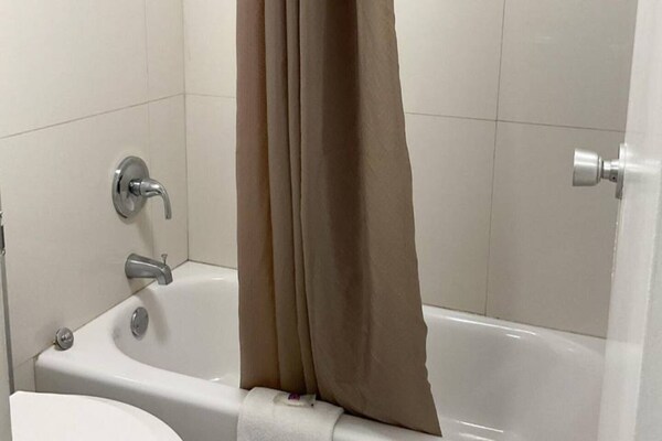 Foto van 1 kingsize bed, rookvrije keuken - Vakantiehuis in Columbus GA - BathRoom